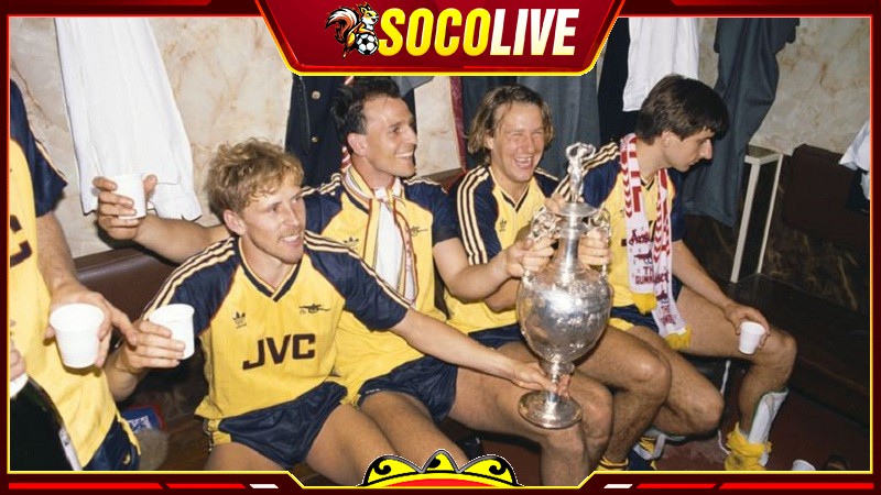 Đây là mẫu áo đấu Arsenal sân khách nổi tiếng gắn liền với chức vô địch First Division Đây là mẫu áo đấu Arsenal sân khách nổi tiếng gắn liền với chức vô địch First Division